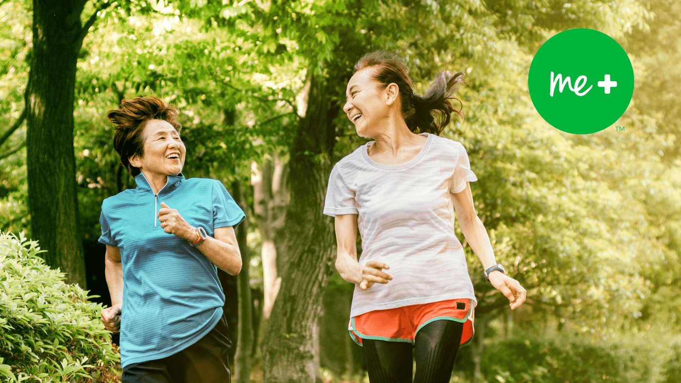 un couple de femmes jouant au frisbee dans les bois