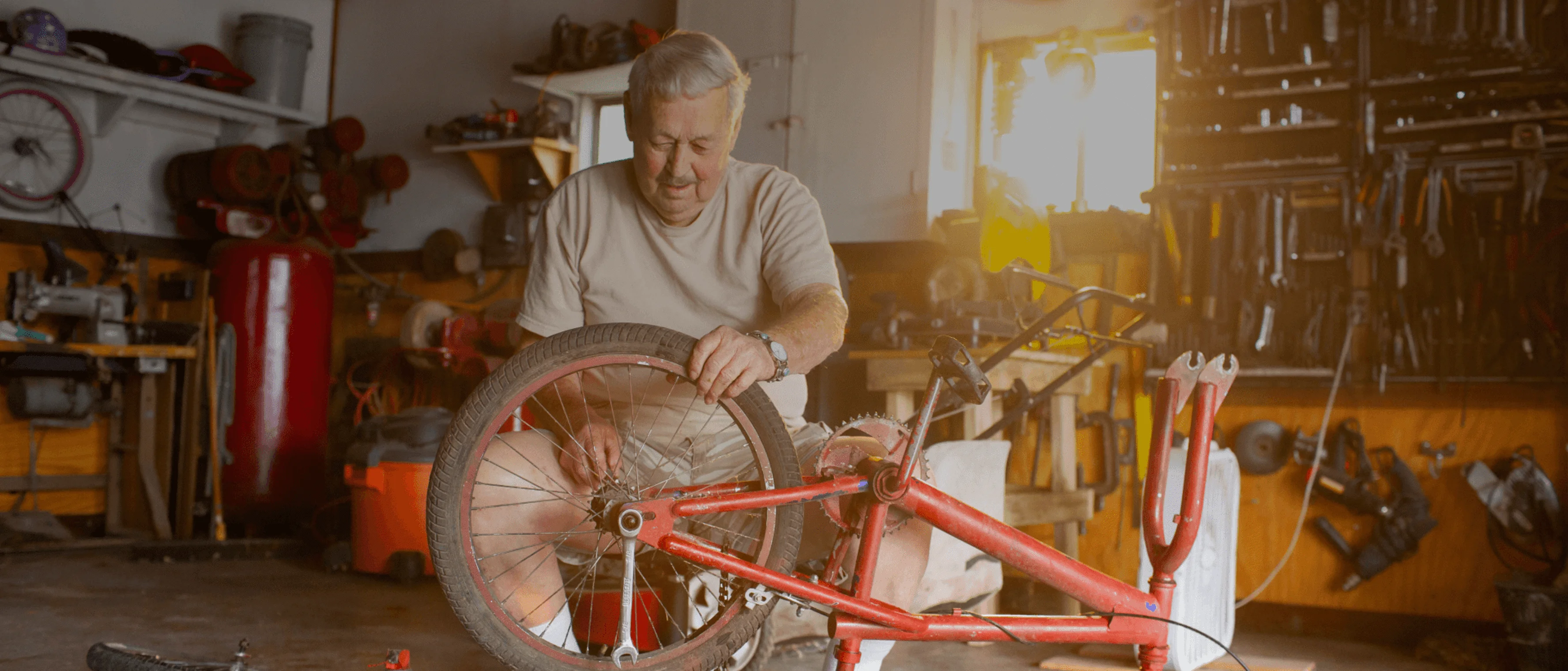 une personne travaillant sur une bicyclette