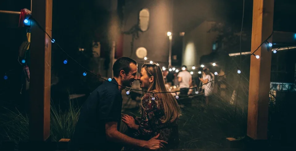 un uomo e una donna che si baciano