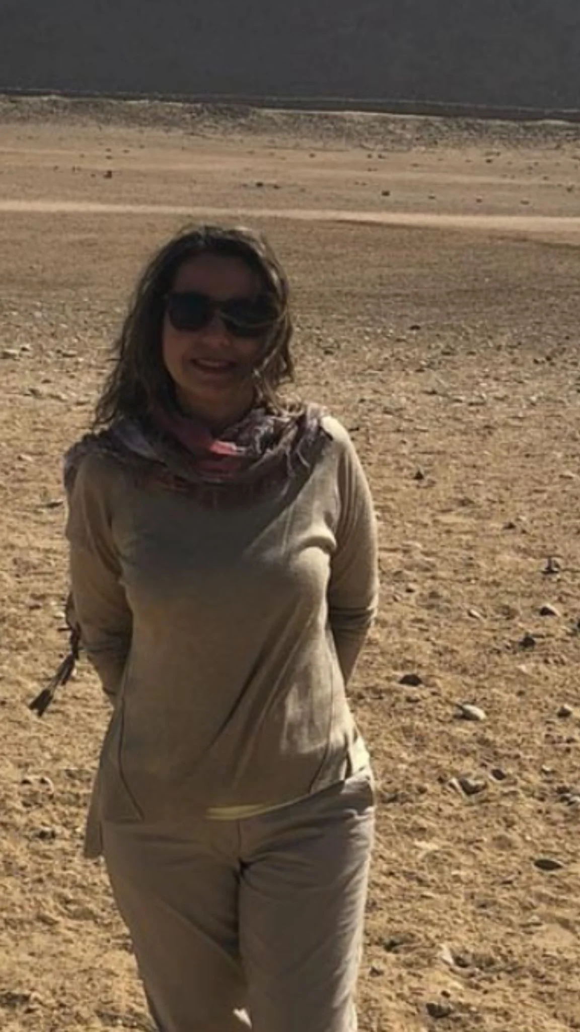 una persona in piedi in un campo asciutto