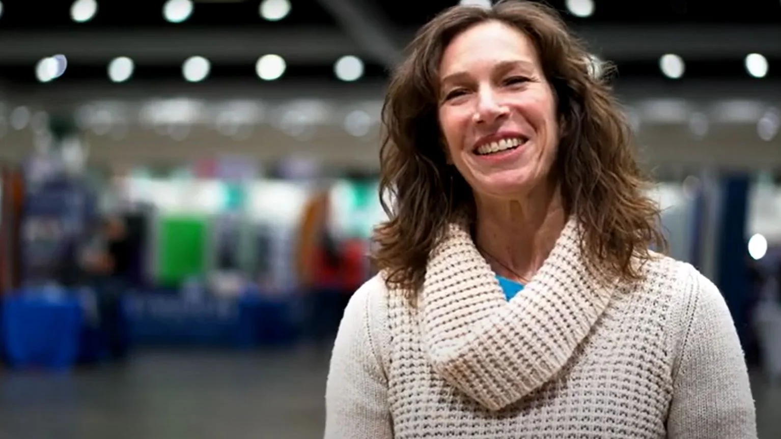 uma mulher sorrindo para a câmera