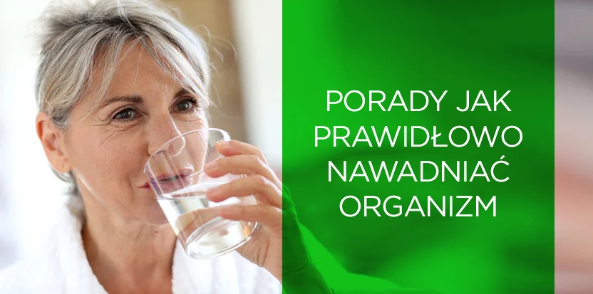 グラスで飲む女性