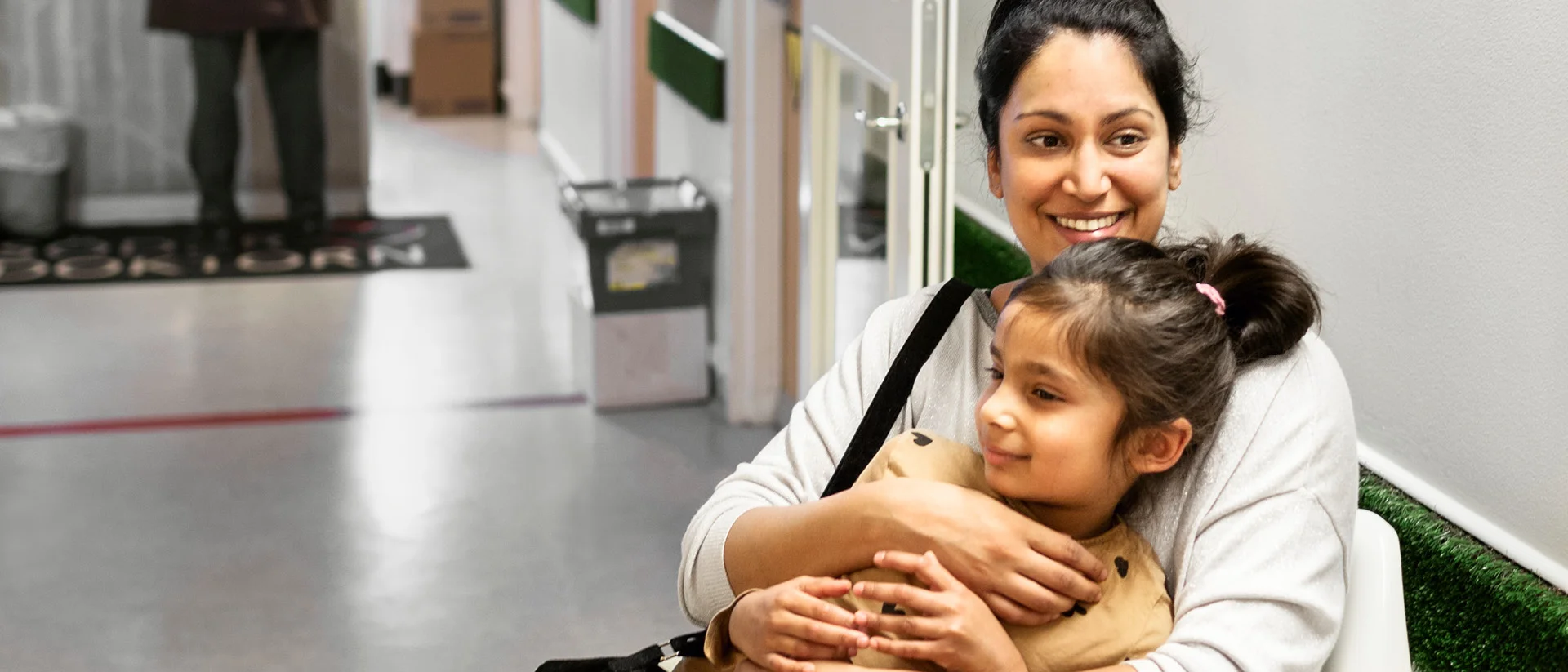 Une femme porte un enfant dans ses bras