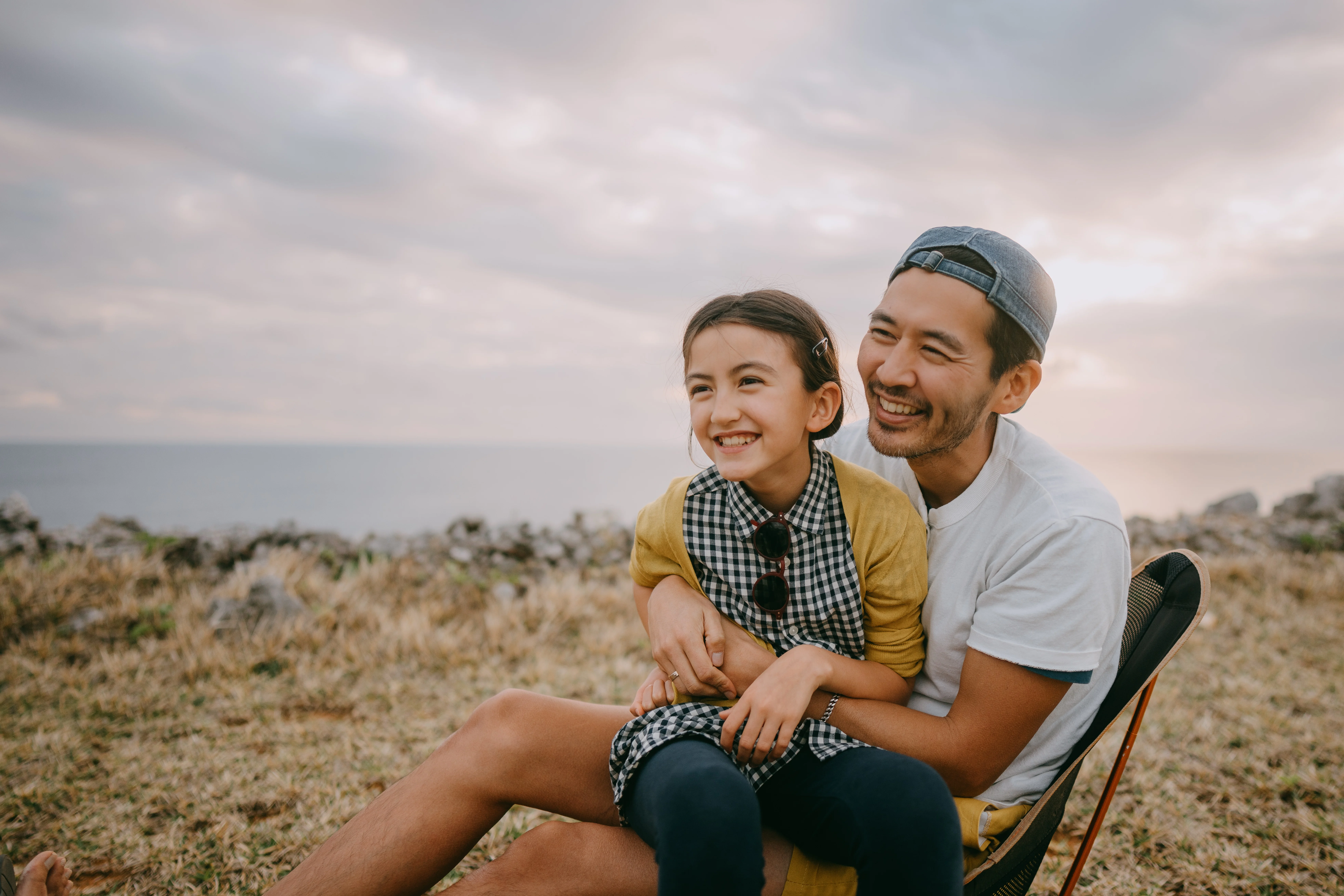 Zwei Personen, die im Freien posieren