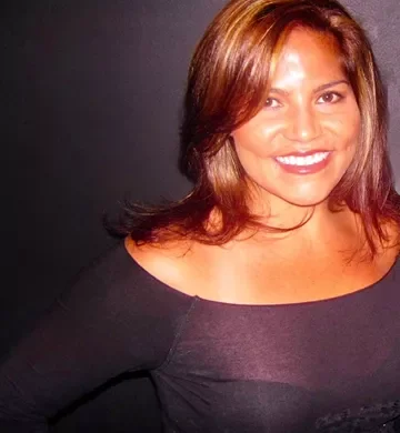 Žena usmievajúca sa do kamery