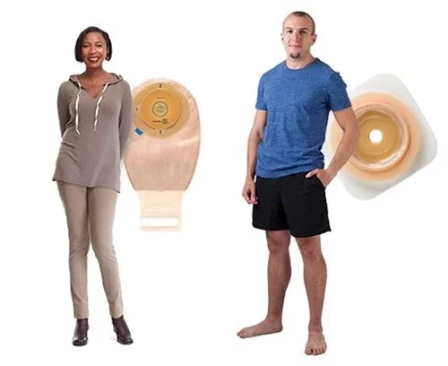 Mies ja nainen, joilla on Esteem™ + yksiosainen muovattava tyhjennyspussi ja Natura Durahesive haitarilaipan muovattava ihosuoja.