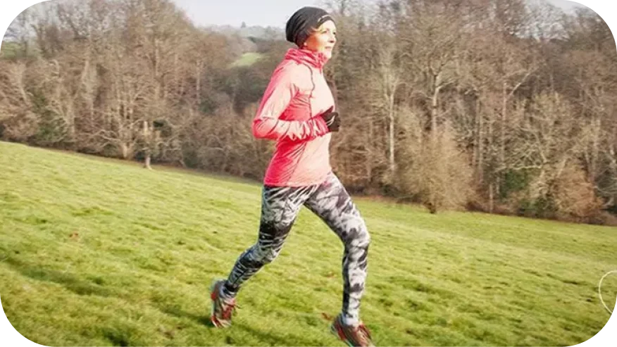 muž běžící po travnaté ploše