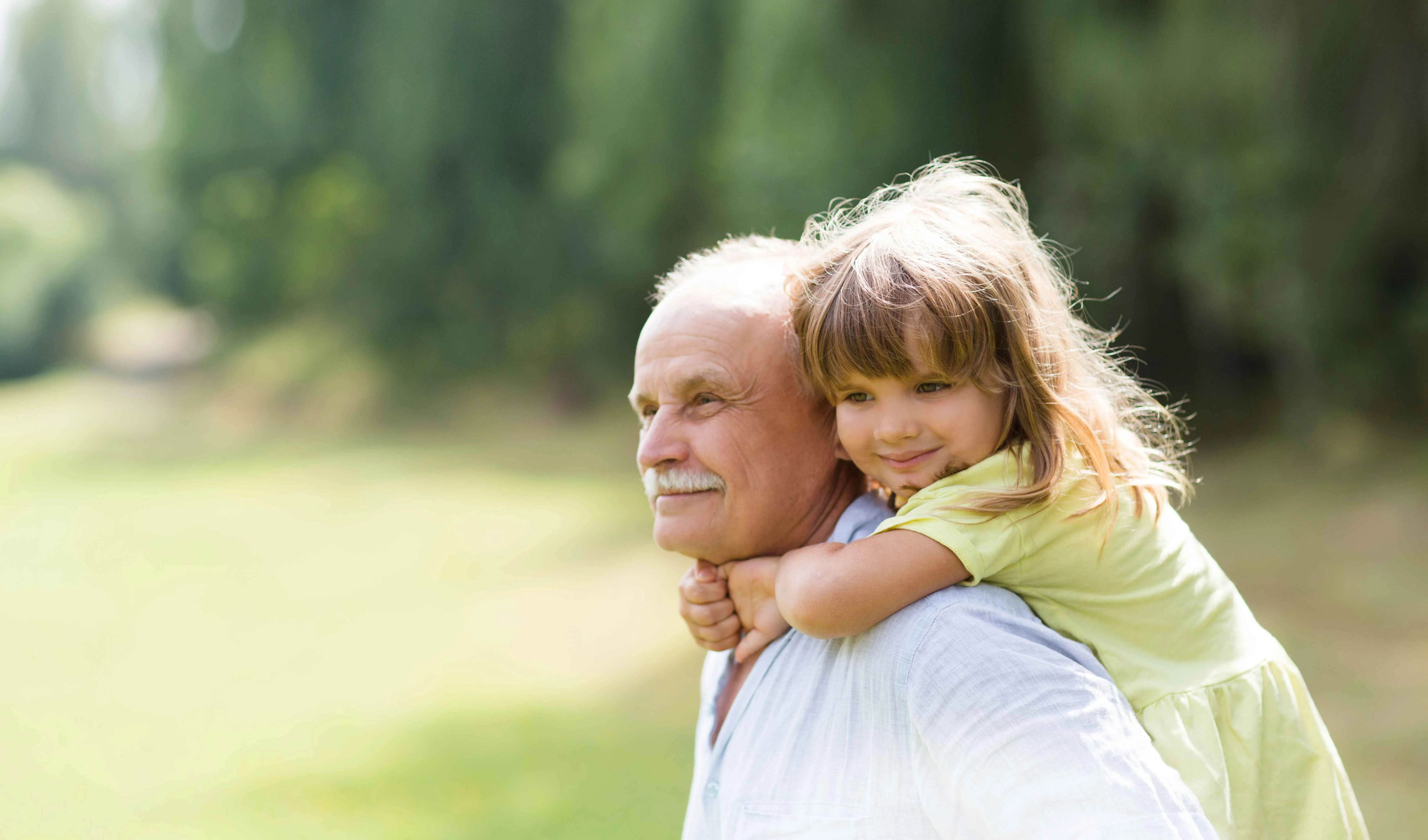 osoba, ktorá drží dieťa