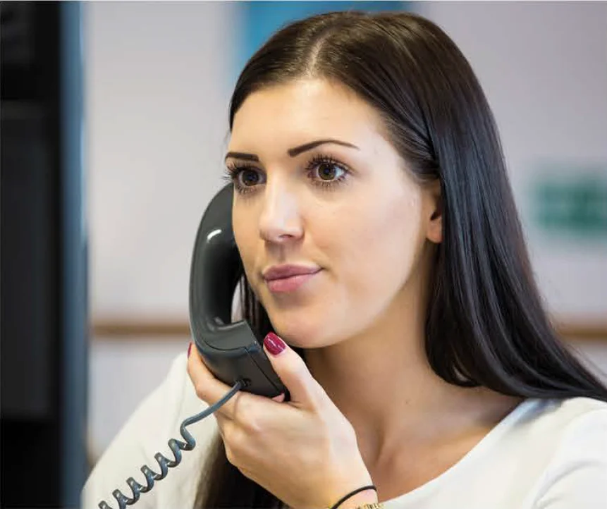 電話で話している女性