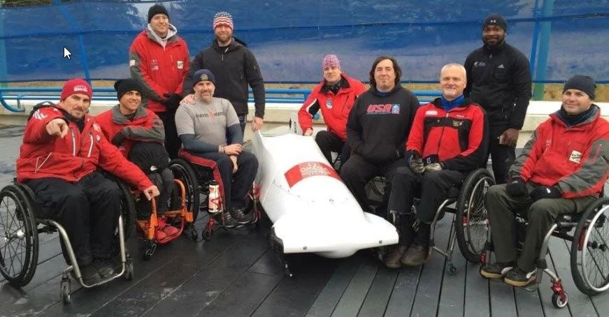 un groupe de personnes en fauteuil roulant