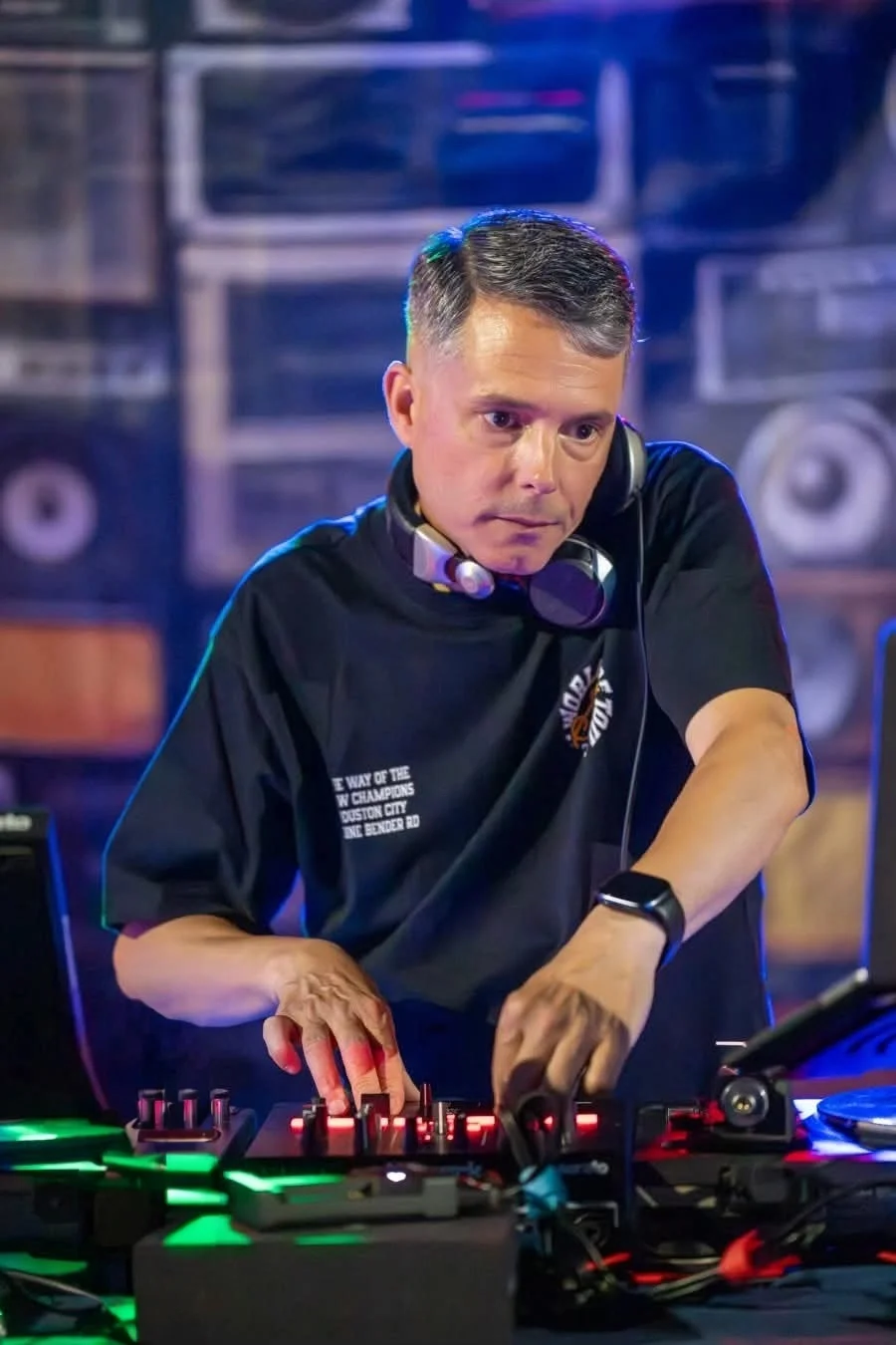 手をつないでいる人々のグループ