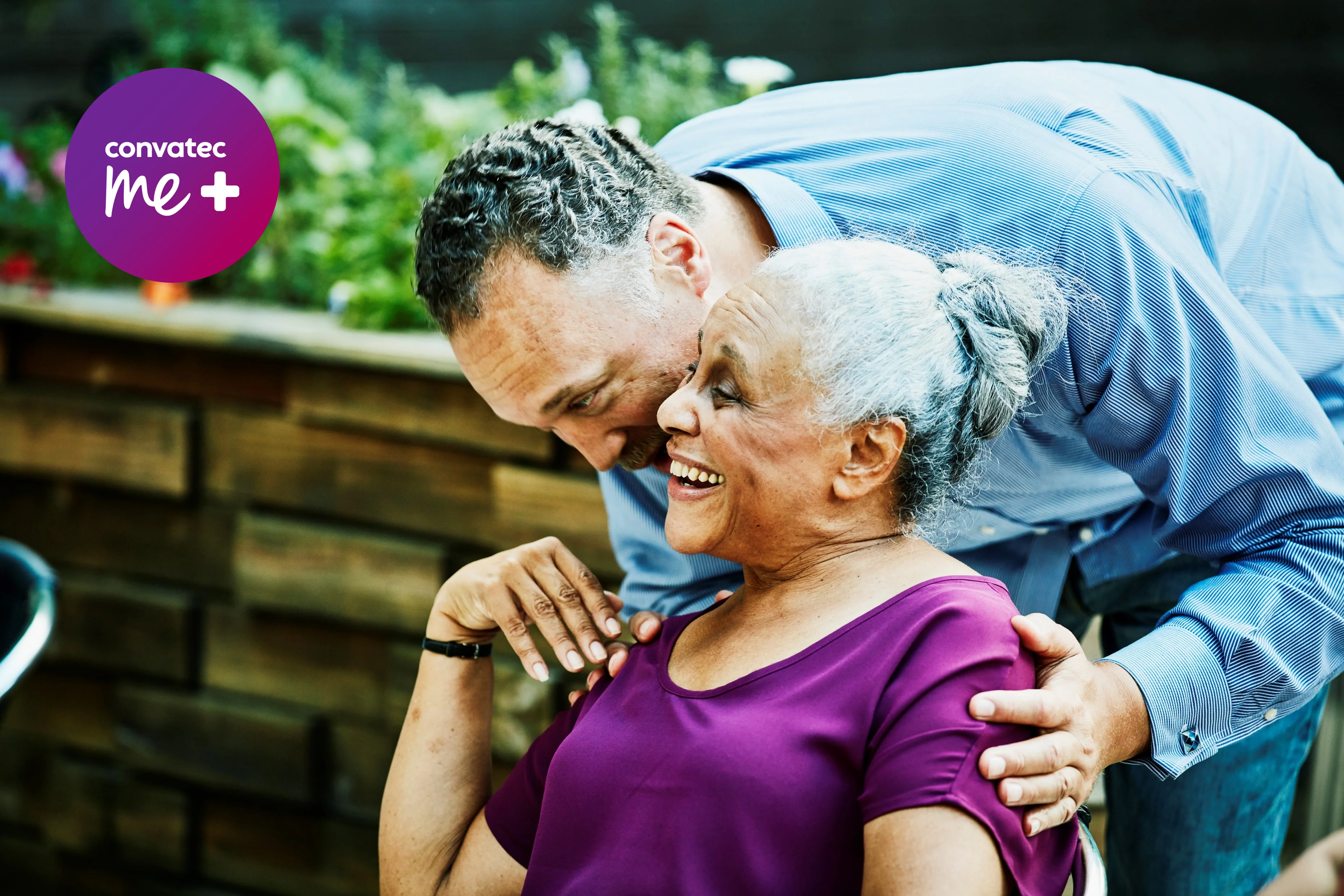 Un homme et une femme qui s’embrassent