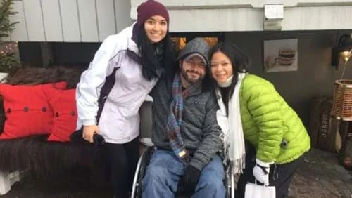 un groupe de personnes posant pour la caméra