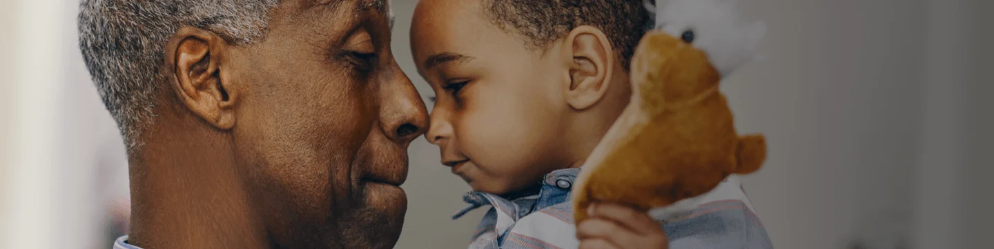 Un homme tenant un bébé