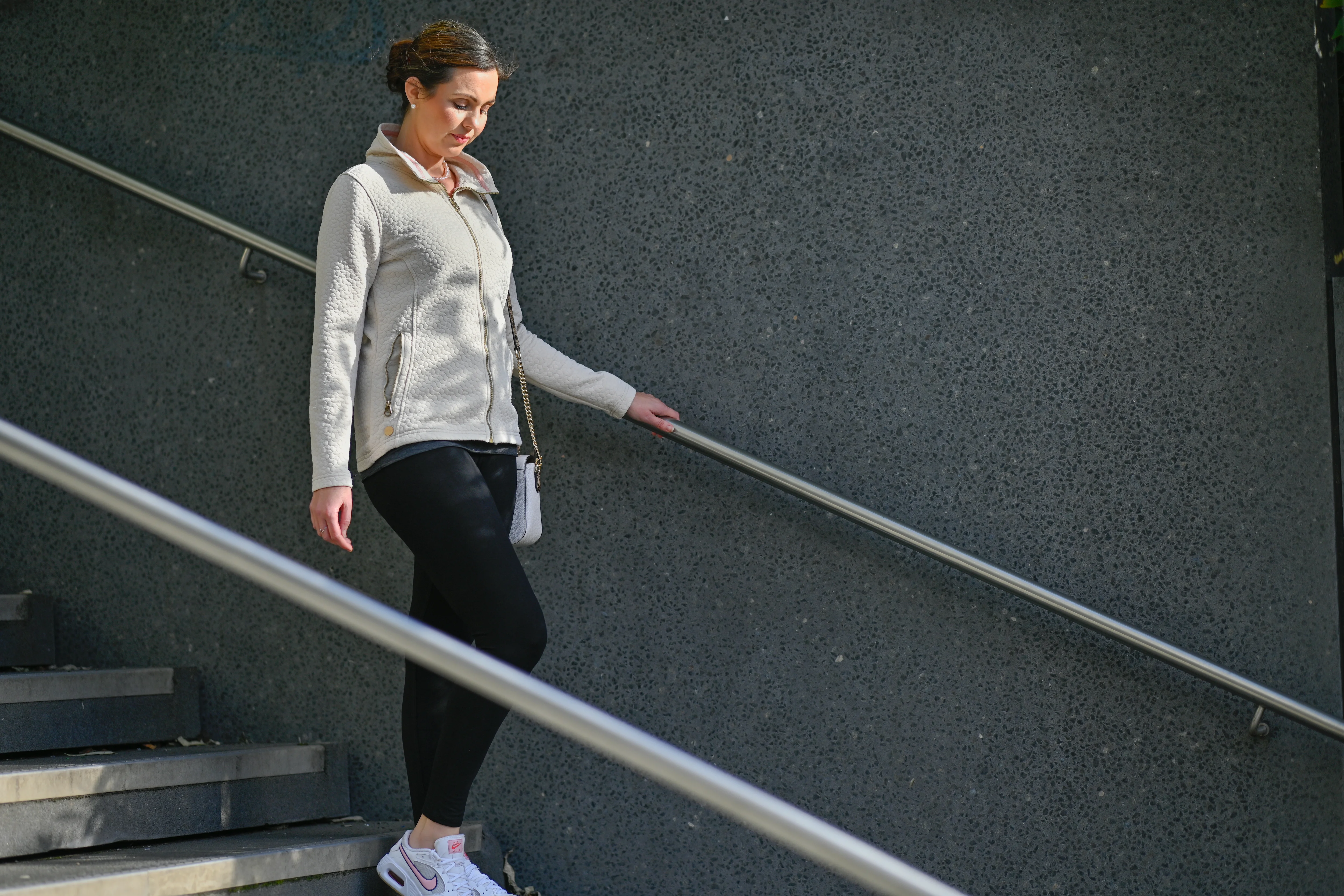 osoba kráčajúca po schodoch