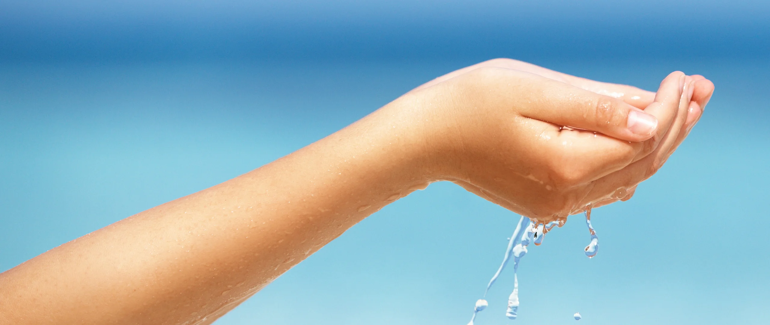 ręka trzymająca sznurek z wodą